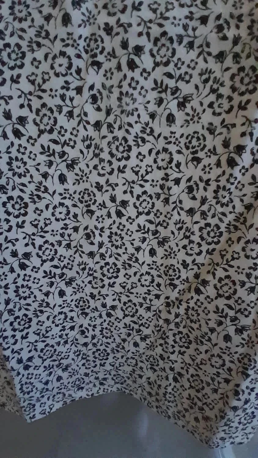 T-shirt branco com flores azuis marinho, tamanho 36/38, Marca Intimissimi – photo 3